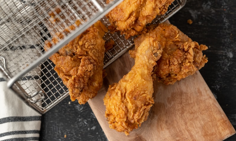 Air fryer moderna em bancada de cozinha