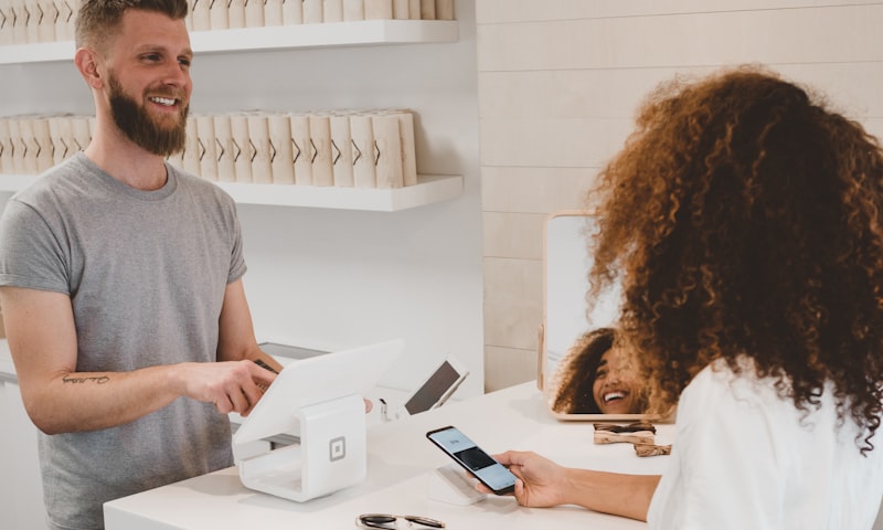Pessoa fazendo compras online com cartão de crédito