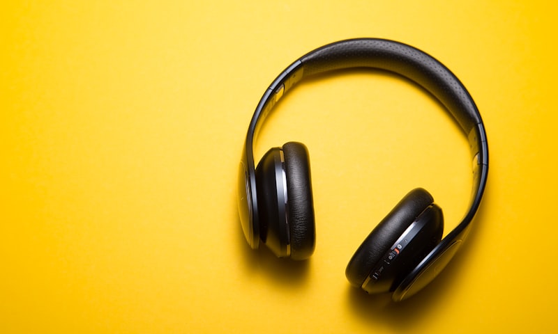 Fones de ouvido Bluetooth sobre fundo colorido