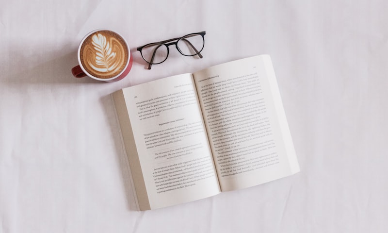 Kindle Paperwhite e-reader sobre uma mesa