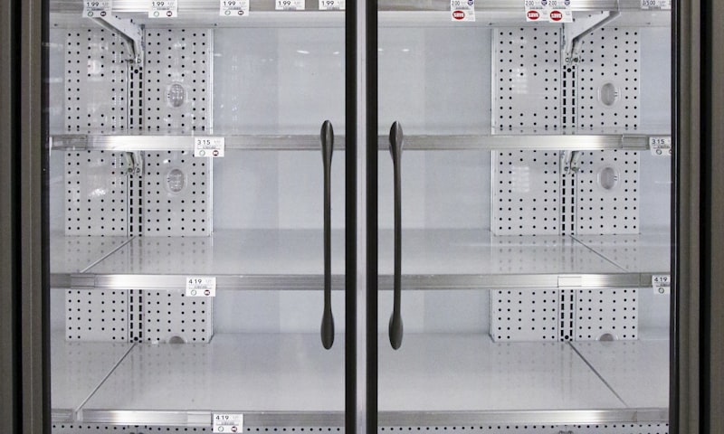 Máquina de lavar roupas moderna em lavanderia organizada
